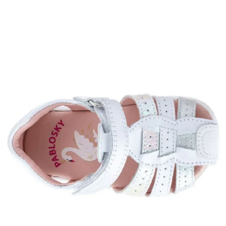 sandalias Pablosky con detalles cromados, cierra de velcro y horma ancha