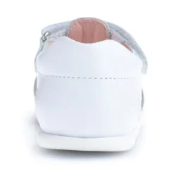 sandalias Pablosky con detalles cromados, cierra de velcro y horma ancha