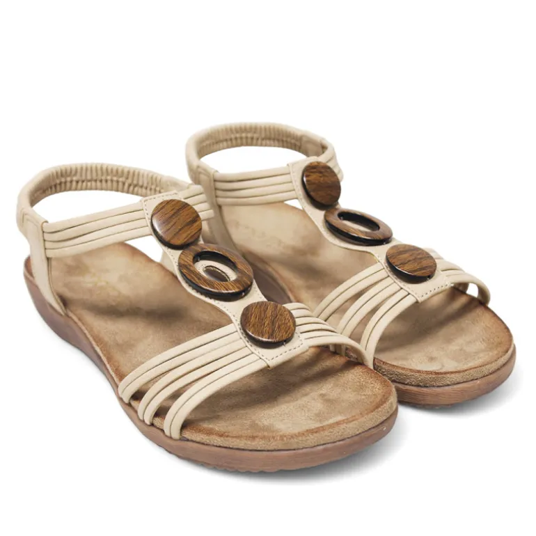 Sandalias planas Amarpies beige con abalorios de madera y pulsera elástica