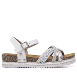 Sandalias planas blancas con tiras con diferentes adornos y cogidas al tobillo
