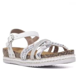 Sandalias planas blancas con tiras con diferentes adornos y cogidas al tobillo