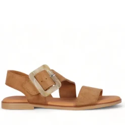 Sandalias planas Chika 10 marrones con tiras cruzadas en la pala y hebilla carey
