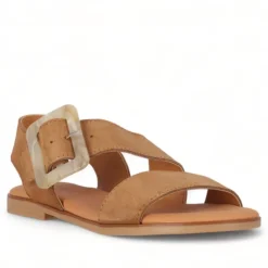 Sandalias planas Chika 10 marrones con tiras cruzadas en la pala y hebilla carey