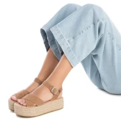 Sandalias plataformas Refresh con doble pala, pulsera marrón y suela de yute