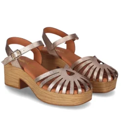 Sandalias tacón Chika 10 capri 04 doradas con diseño troquelado