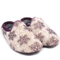 Zapatillas casa Laro abrigadas con borreguita y diseño de copos