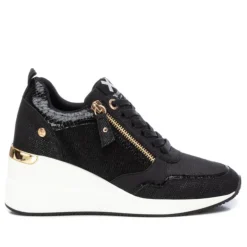Zapatillas cuña Xti negras con cremallera lateral y apliques dorados