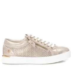 Zapatillas urban Xti doradas con troquel y cremallera lateral