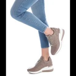 Zapatillas Xti 140050 taupe con detalles en charol