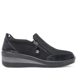 Zapatos cuña Amarpies negros con cremallera lareral y detalles en charol
