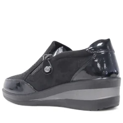 Zapatos cuña Amarpies negros con cremallera lareral y detalles en charol