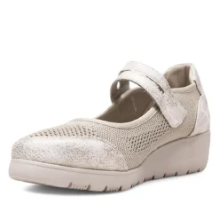 Zapatos cuña Treintas taupe estilo mercedita y cierre de velcro