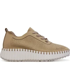 Zapatos cuña Walk & Fly marrones de piel vegana perforada