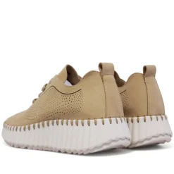 Zapatos cuña Walk & Fly marrones de piel vegana perforada