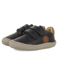 Zapatos Gioseppo azules con detalles marrones de piel respetuosos