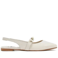 Zapatos planos de color blanco hueso abiertos por detrás y tachuelas