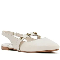 Zapatos planos de color blanco hueso abiertos por detrás y tachuelas