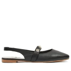 Zapatos planos negros abiertos por detrás y tachuelas
