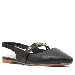 Zapatos planos negros abiertos por detrás y tachuelas