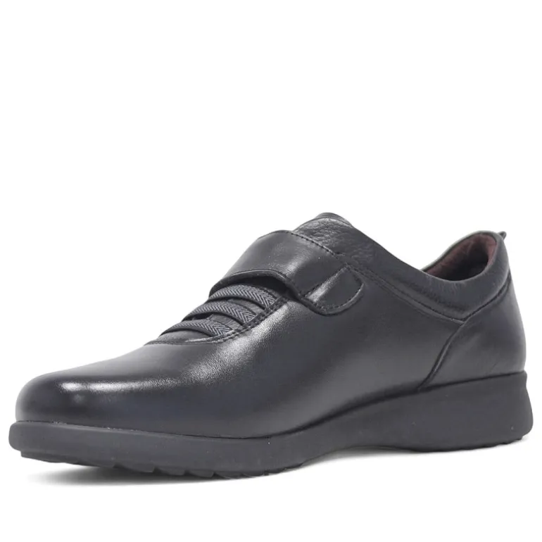 Zapatos planos Treintas de piel negra con cordones elásticos y cierre de velcro