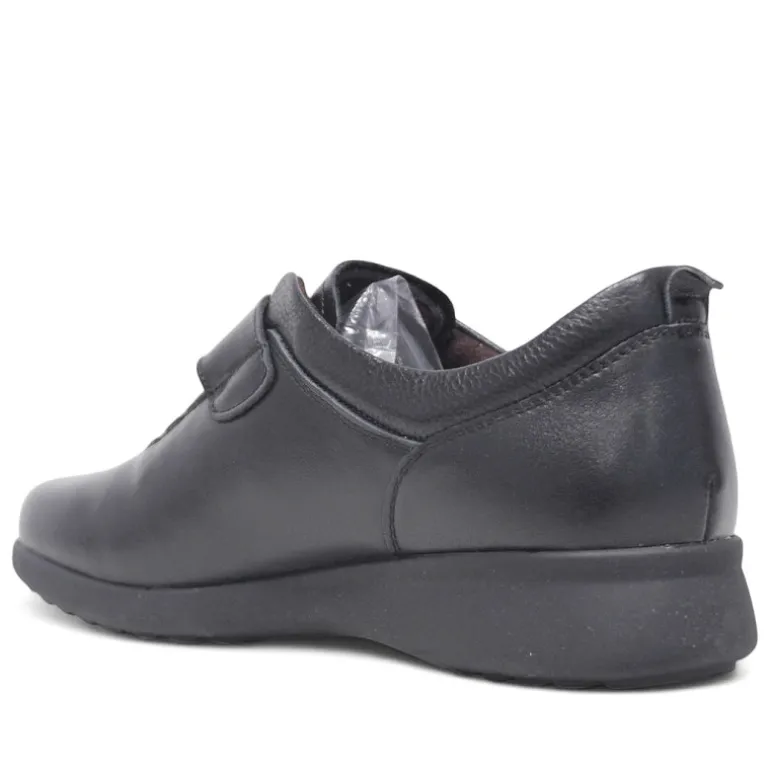 Zapatos planos Treintas de piel negra con cordones elásticos y cierre de velcro