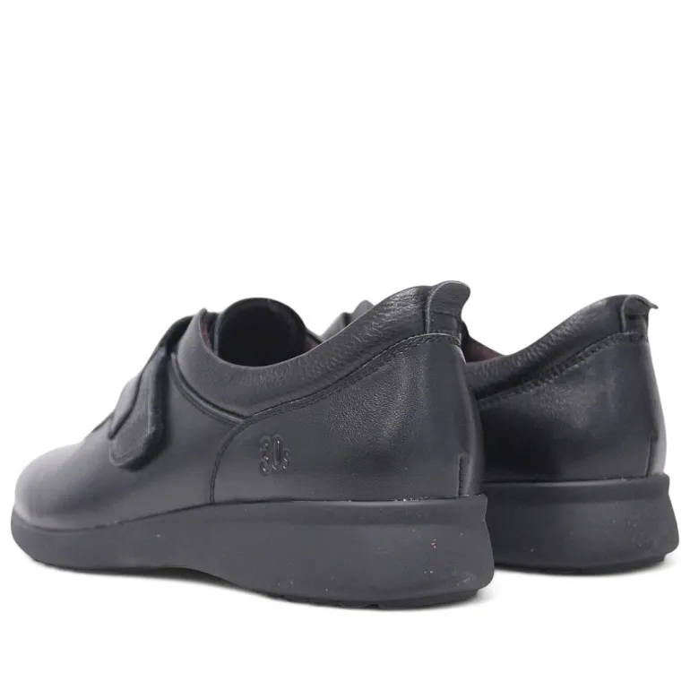 Zapatos planos Treintas de piel negra con cordones elásticos y cierre de velcro