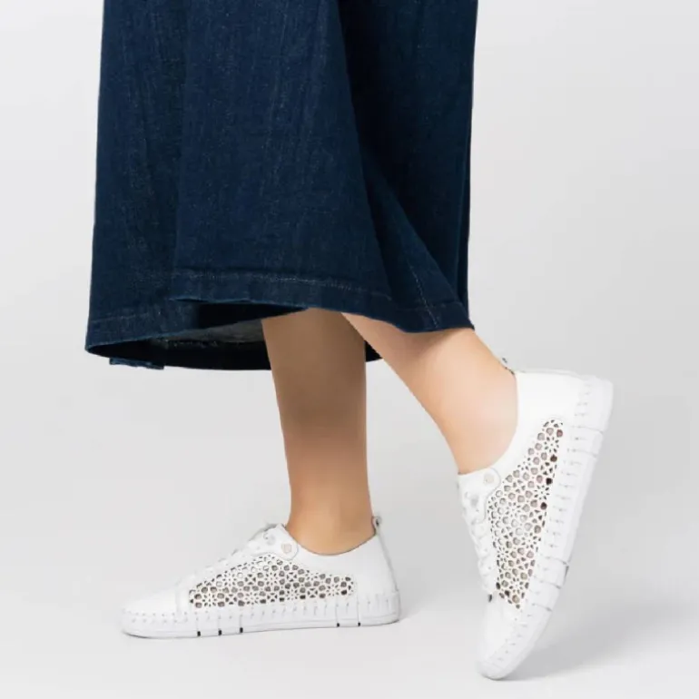 Zapatos planos Yokono flow blancos de piel con diseño troquelado