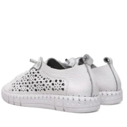 Zapatos planos Yokono flow blancos de piel con diseño troquelado