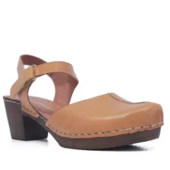 Zapatos tacón Redlove marrones Elena cogidos por el tobillo y piso madera