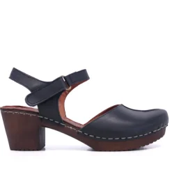 Zapatos tacón Redlove negros Elena cogidos por el tobillo y piso madera
