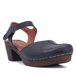 Zapatos tacón Redlove negros Elena cogidos por el tobillo y piso madera